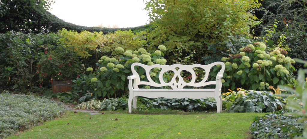 Gartenbank im Karl-Förster-Garten